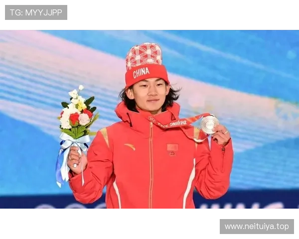 中国冬奥首金苏翊鸣夺冠泪洒场